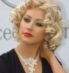 Virou moda. Christina Aguilera é fotografada sem calcinha