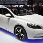 Volvo V40: fotos e vídeo do carro com airbag para pedestres