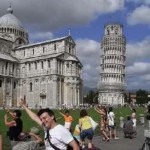 As engraçadas poses nas fotos da Torre de Pisa